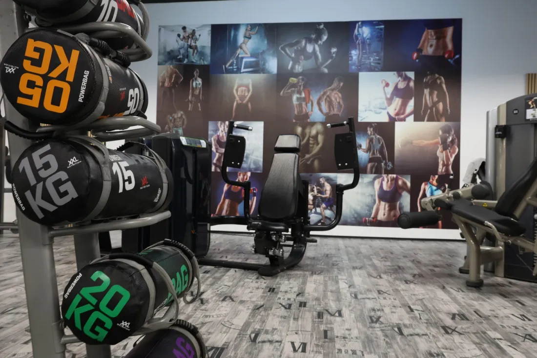 Kettlebells, Slam Balls und Gewichte am Rack