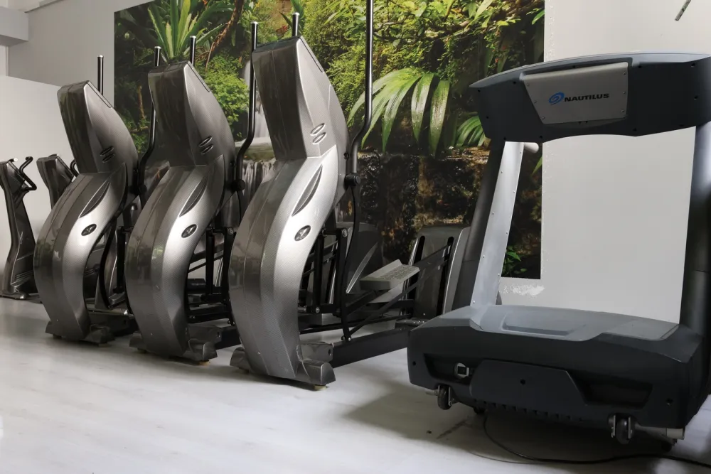 Cardio-Bereich mit Crosstrainern und Laufband