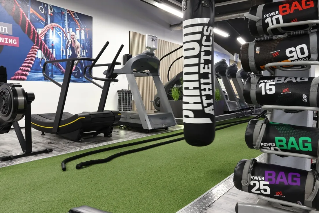 Kunstrasenfläche mit Boxsäcken und Battle Ropes