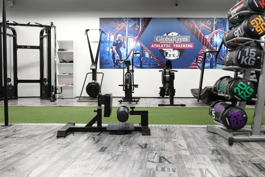 Athletic-Training-Ecke mit SkiErg, Bike und Kettlebells