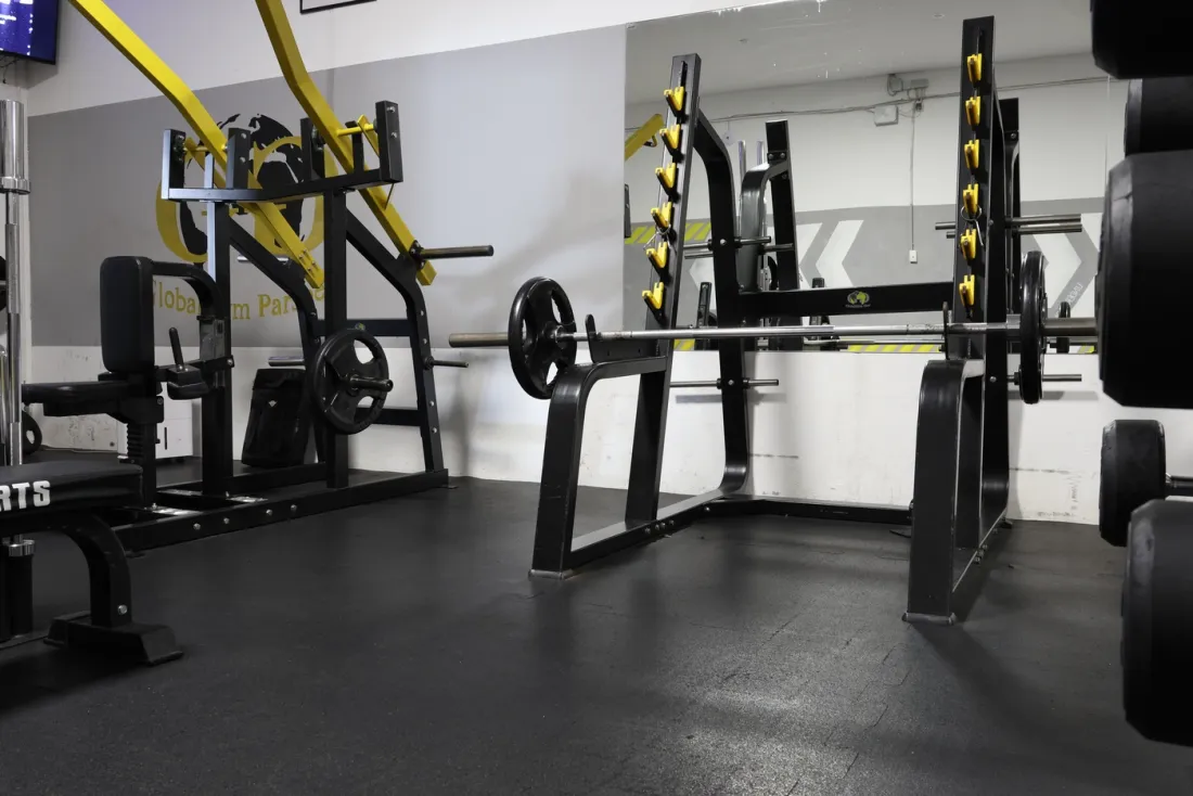 Power-Racks und Squat-Racks im Kraftbereich