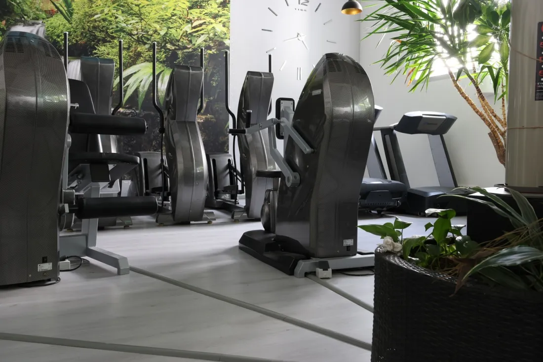 Gerätepark im hellen Trainingsraum